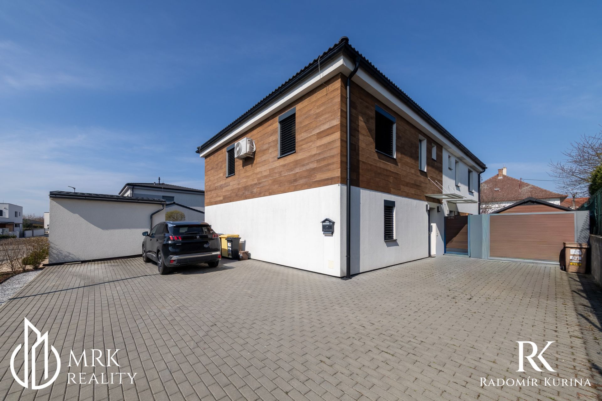 ZARIADENÝ 4i BYT V DVOJDOME + TERASA + POZEMOK + 2 PARKOVANIA