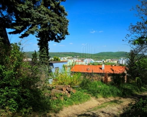 Záhrada v Dúbravke s krásnym výhľadom