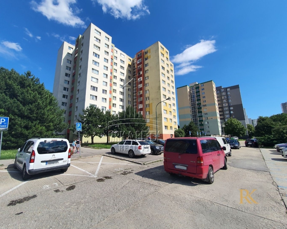 3 IZBOVÝ BYT NA ULICI HÁLOVA